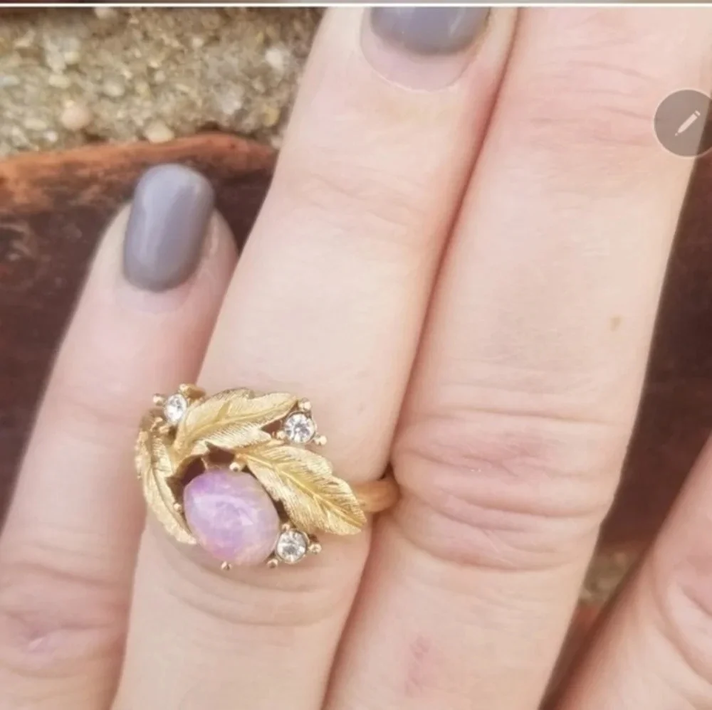 Vintage‎ Avon foiled opal.ring 6/6.5